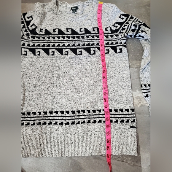 Roots Heathered Gray and Black Aztec Patterned Long Sleeve Sweater. M. - Picture 5 of 9